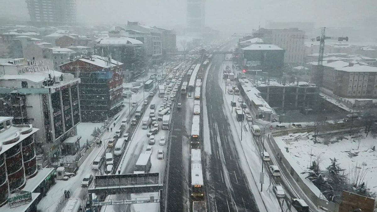 Beylikdüzü E-5'te trafiğe kar engeli