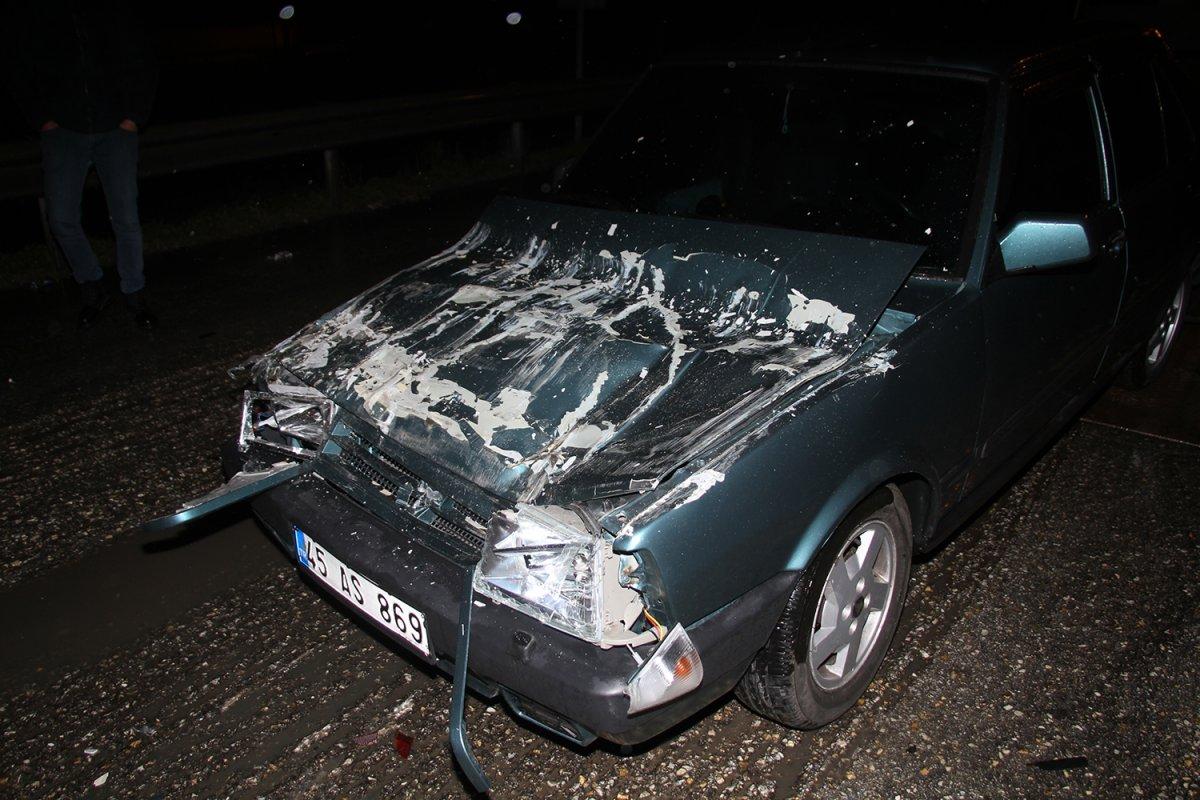 Manisa'da, alkollü sürücü duran kamyona arkadan çarptı