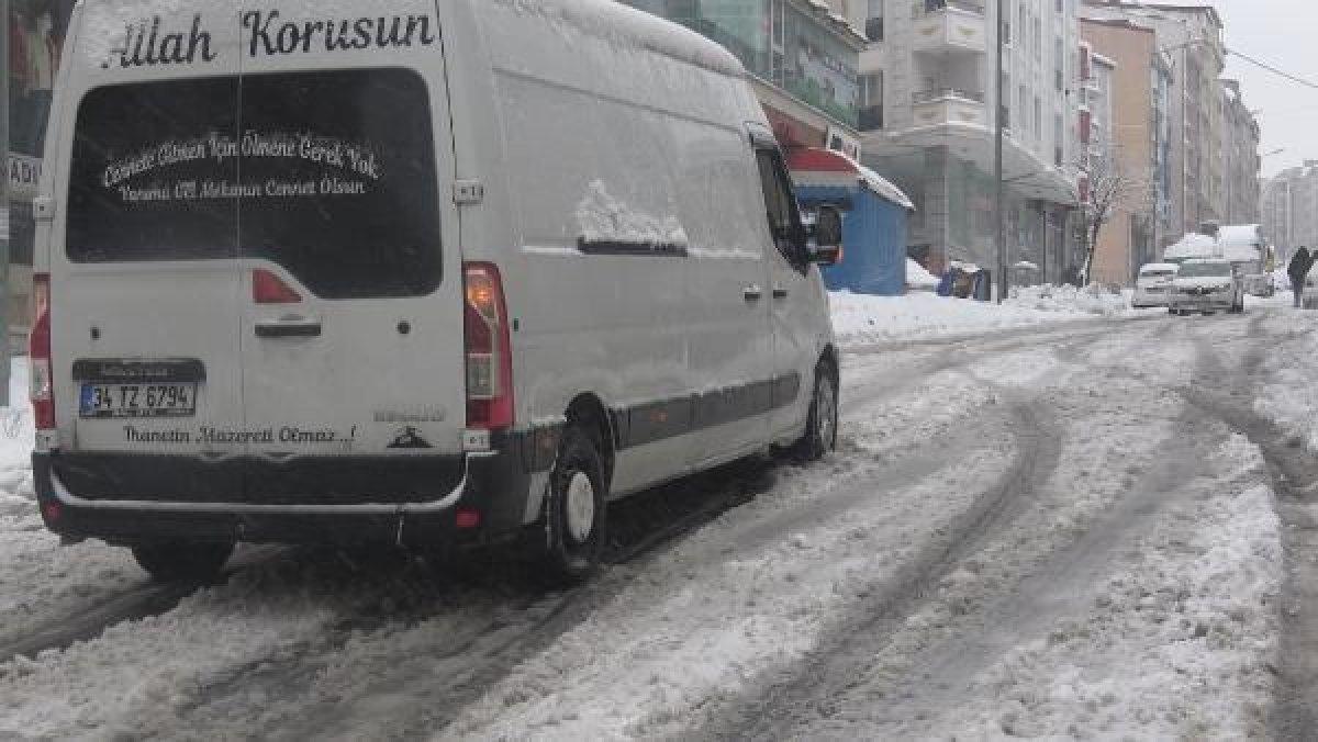 Arnavutköy'de sürücüler zor anlar yaşadı