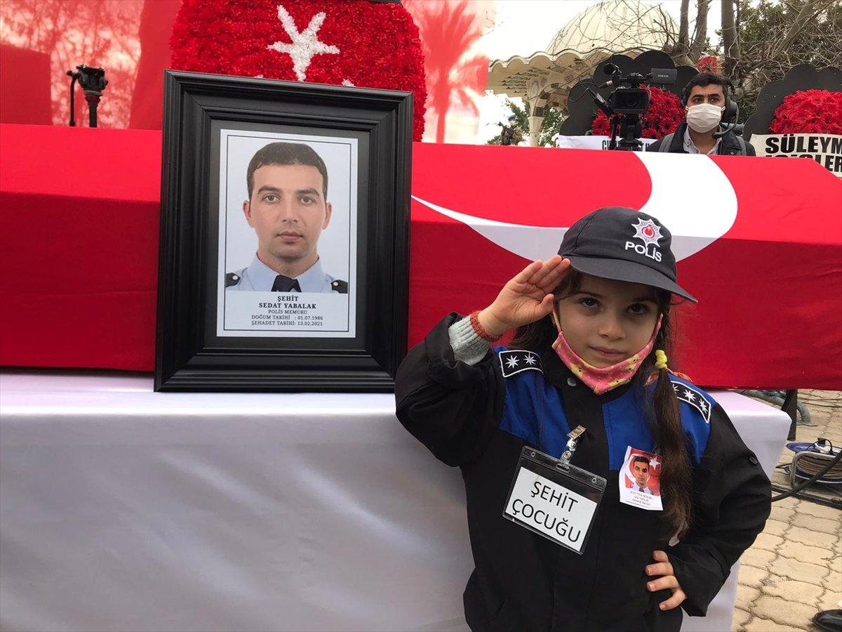 Gara şehidi Sedat Yabalak'ın kızı, tabut önünde selam verdi