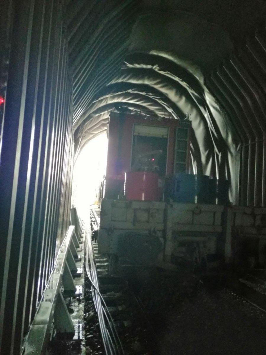 Amasya'da, itfaiye aracı yangın yerine vagonla taşındı