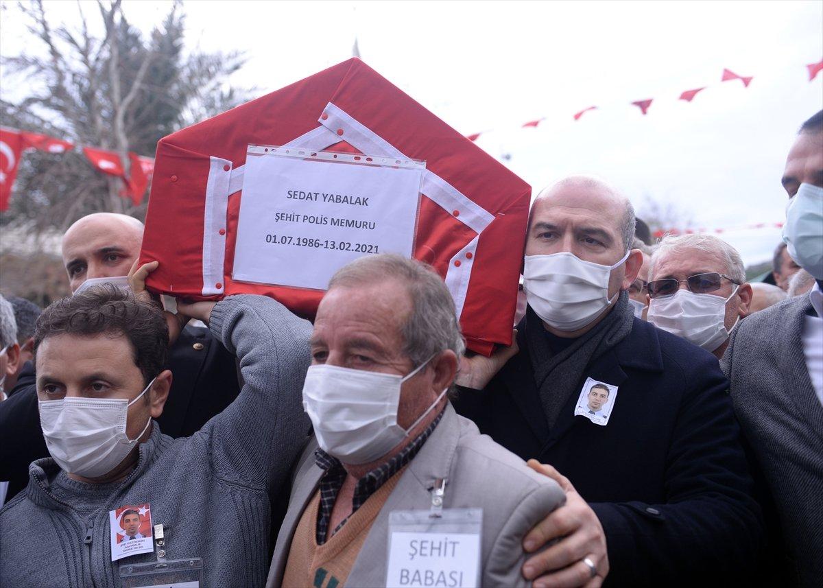 Gara şehidi Sedat Yabalak'ın kızı, tabut önünde selam verdi