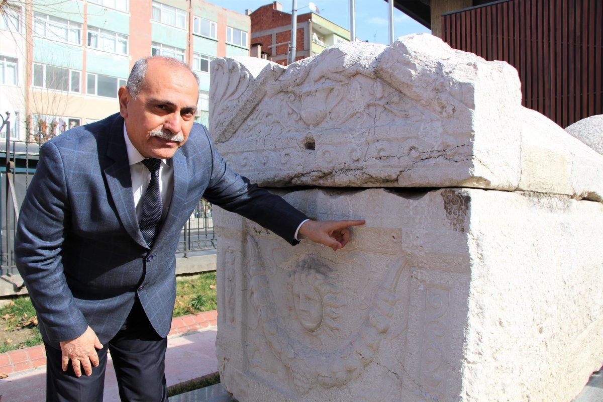 Amasya'da, bin 700 yıllık 'lanetli' lahit dikkat çekti