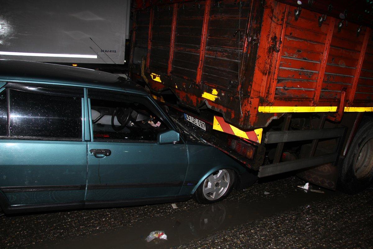 Manisa'da, alkollü sürücü duran kamyona arkadan çarptı
