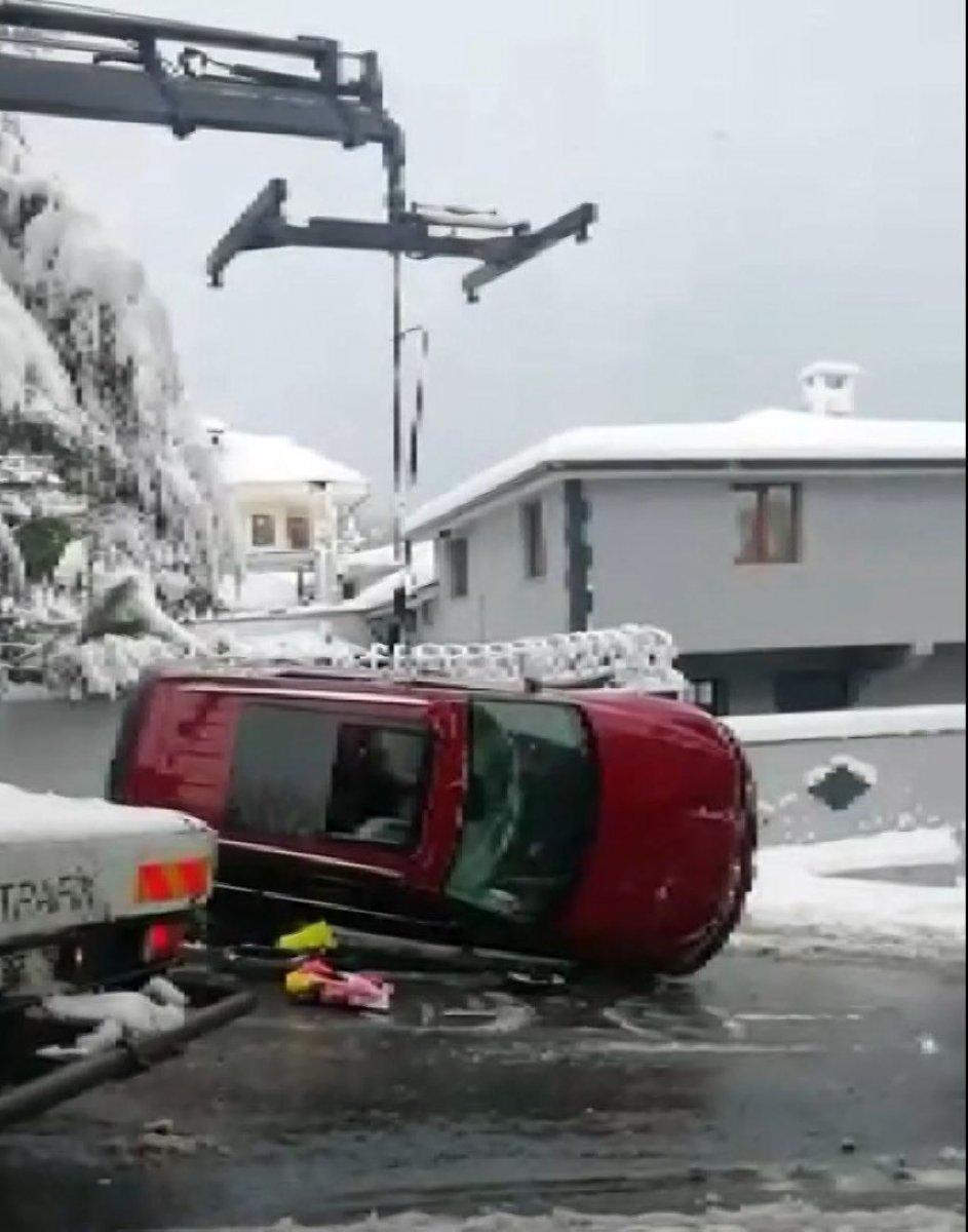 Sarıyer'de takla atan otomobilden yara almadan kurtuldular
