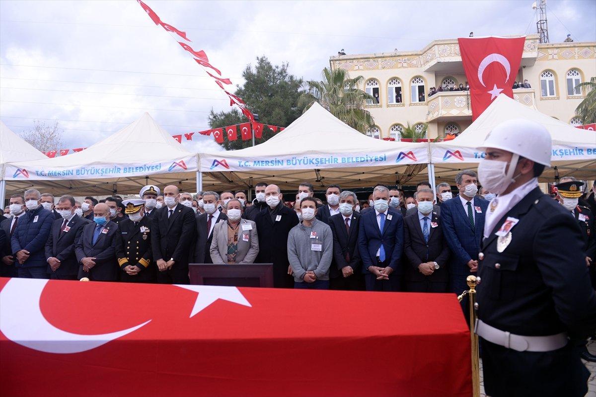 Gara şehidi Sedat Yabalak'ın kızı, tabut önünde selam verdi