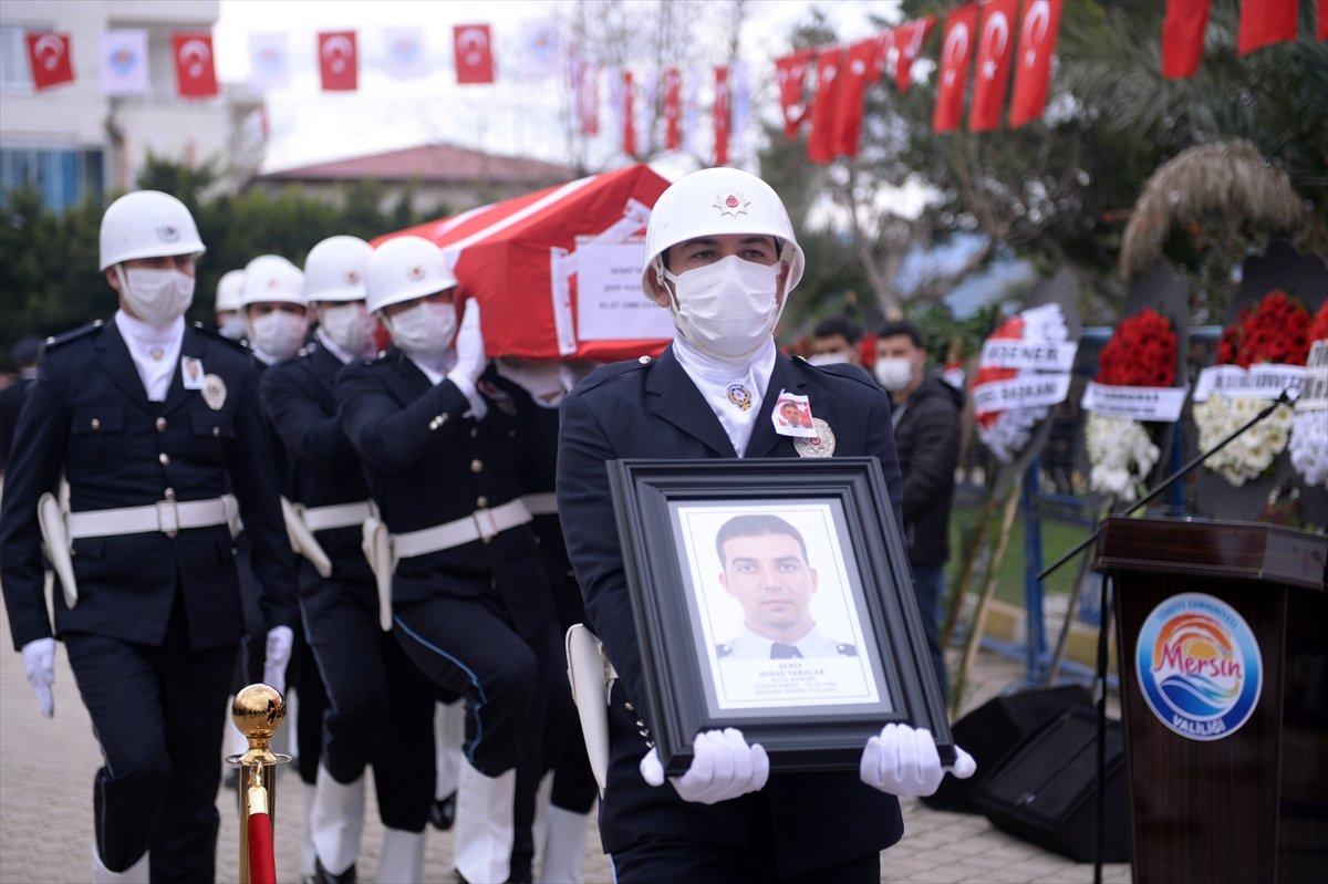 Gara şehidi Sedat Yabalak'ın kızı, tabut önünde selam verdi