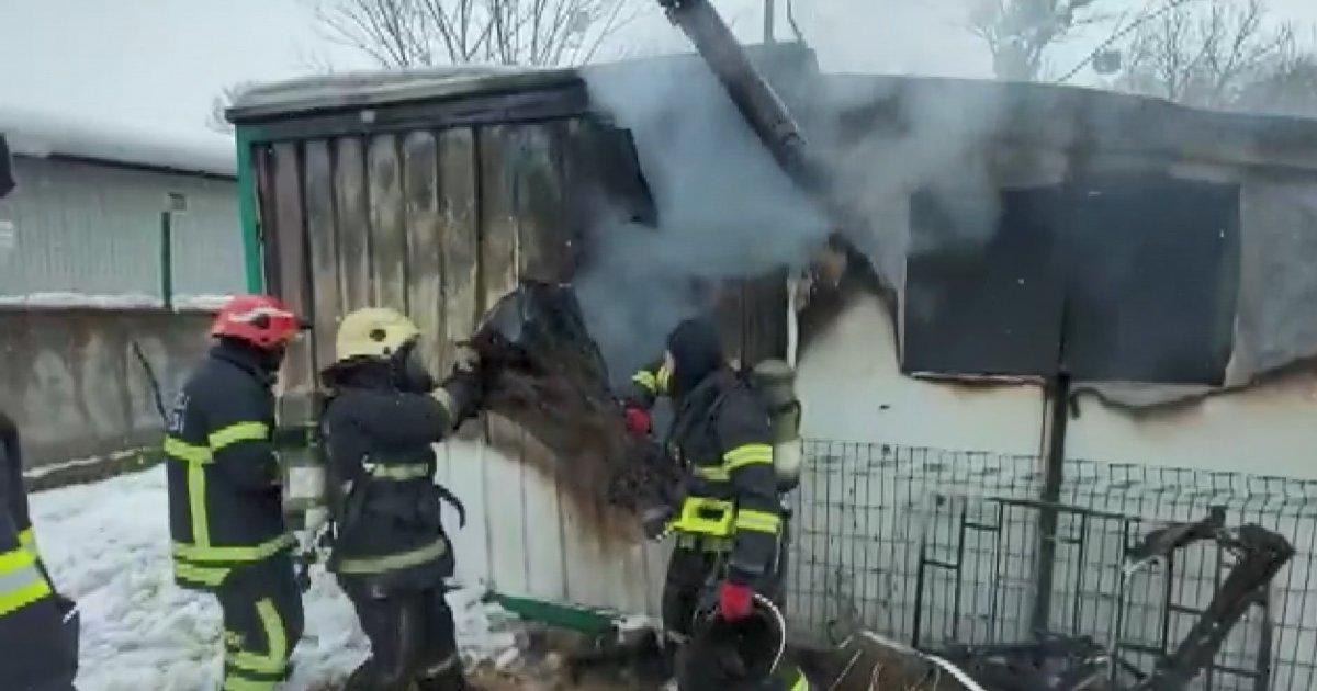 Kocaeli'de, yanan prefabrik evde 500 bin TL kül oldu