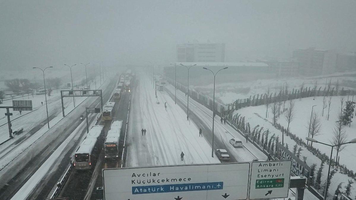 Beylikdüzü E-5'te trafiğe kar engeli