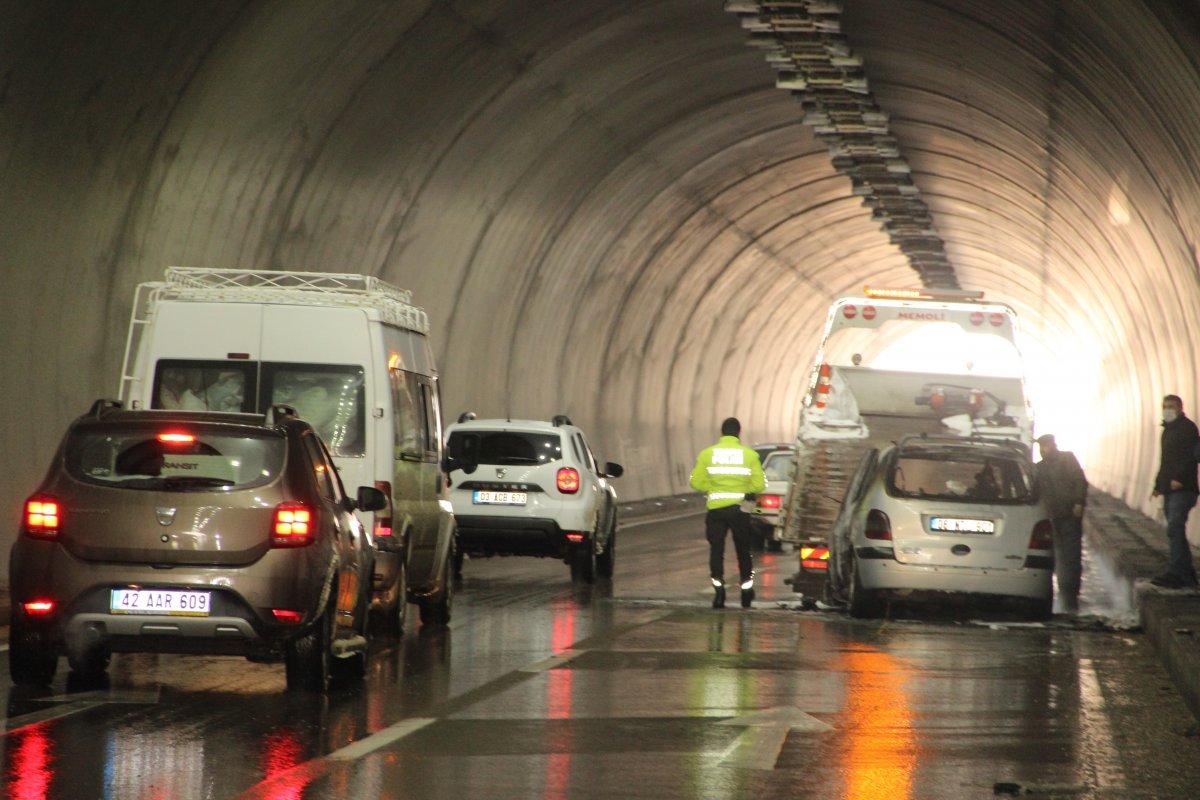 Afyonkarahisar'da, baba ve kızı yanan otomobilden son anda kurtuldu