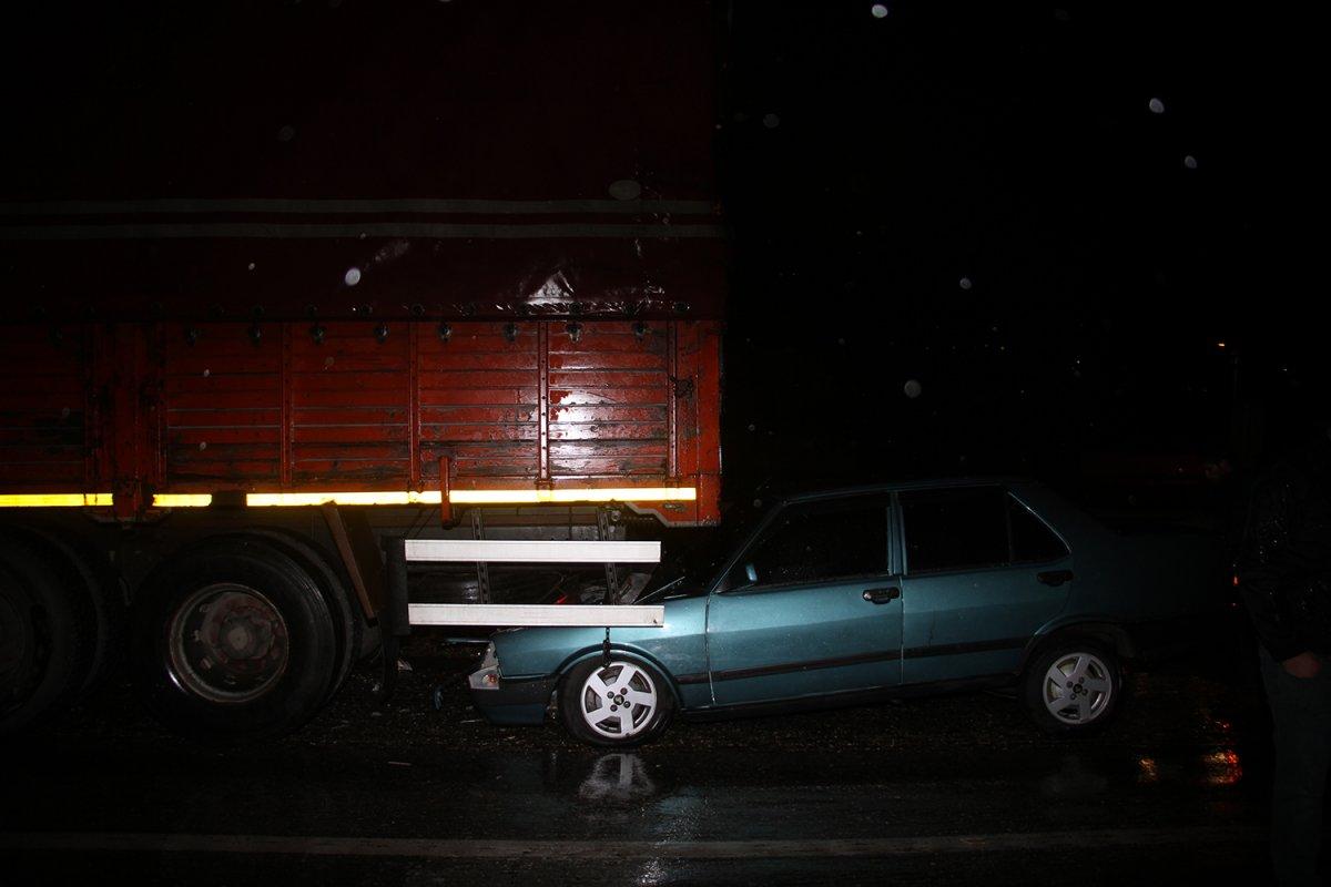 Manisa'da, alkollü sürücü duran kamyona arkadan çarptı