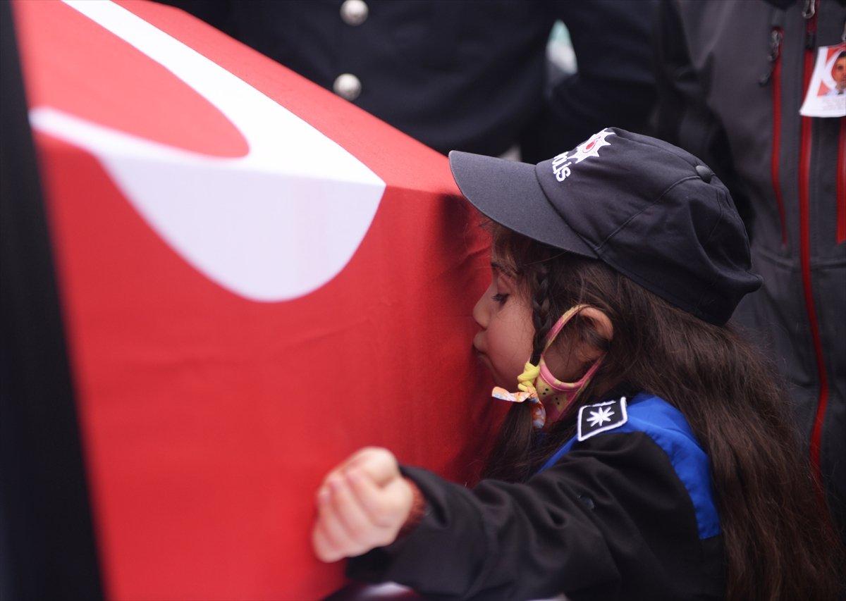 Gara şehidi Sedat Yabalak'ın kızı, tabut önünde selam verdi