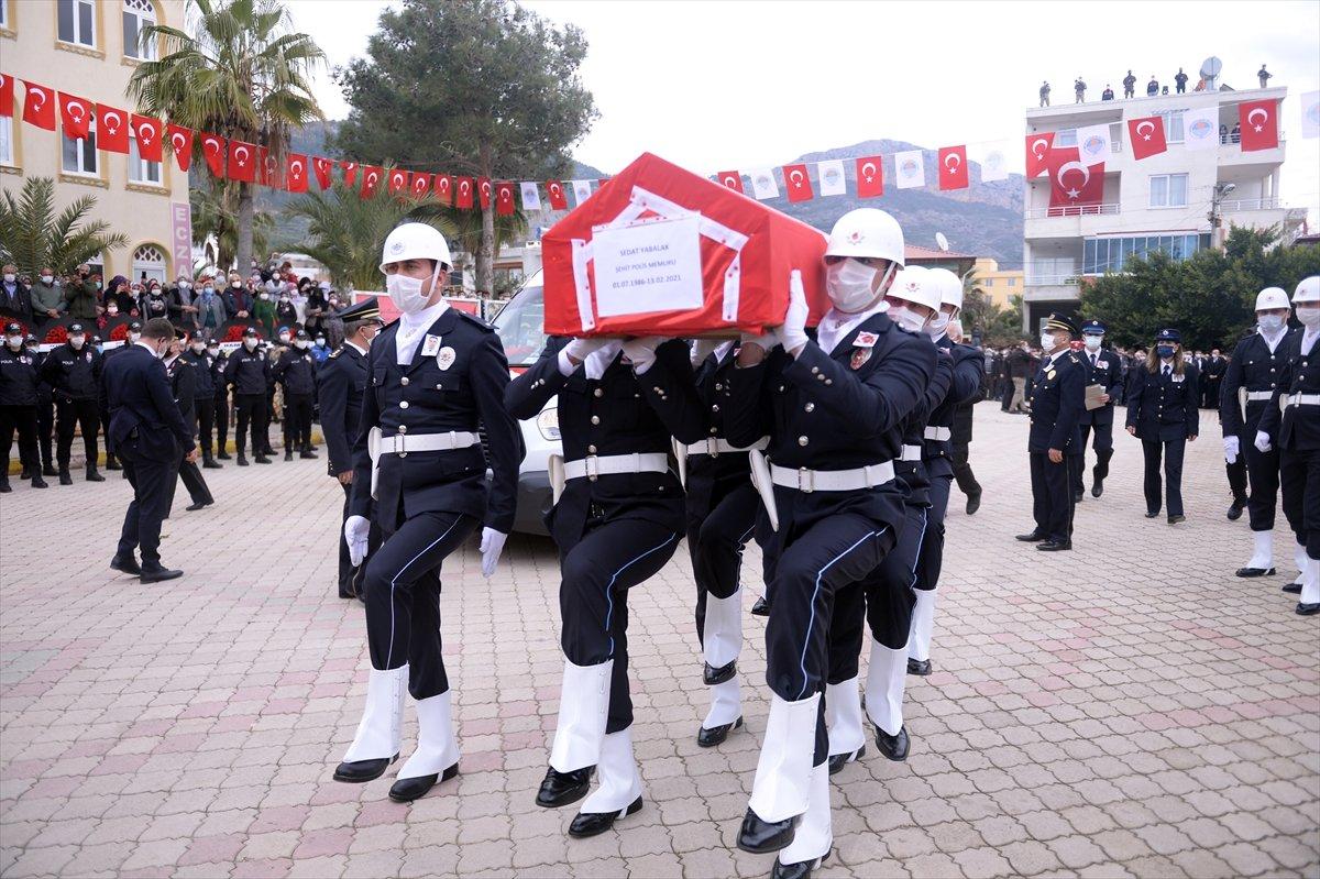 Gara şehidi Sedat Yabalak'ın kızı, tabut önünde selam verdi