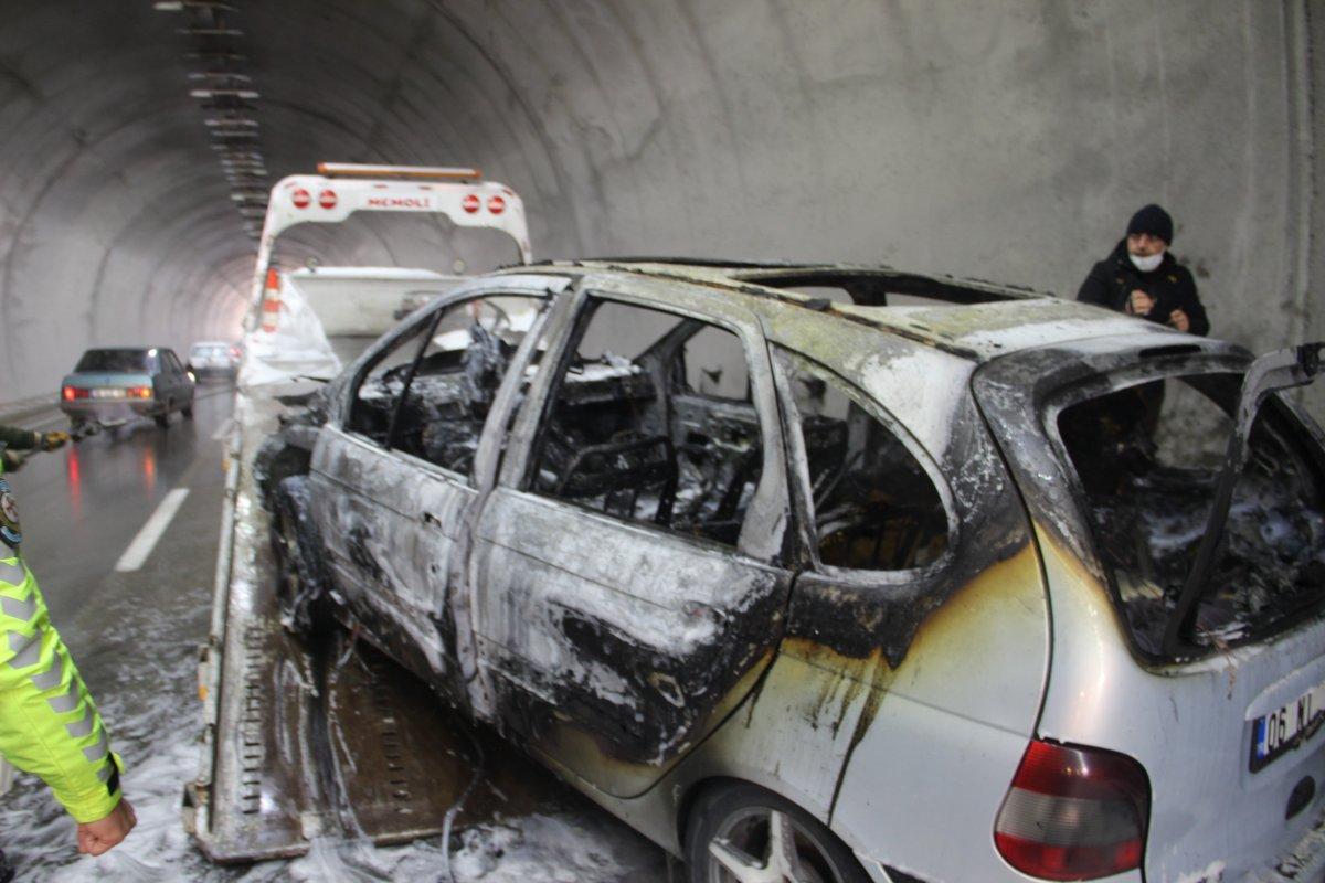 Afyonkarahisar'da, baba ve kızı yanan otomobilden son anda kurtuldu