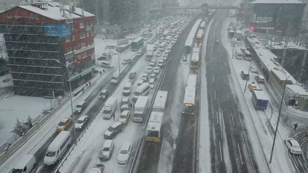 Beylikdüzü E-5'te trafiğe kar engeli