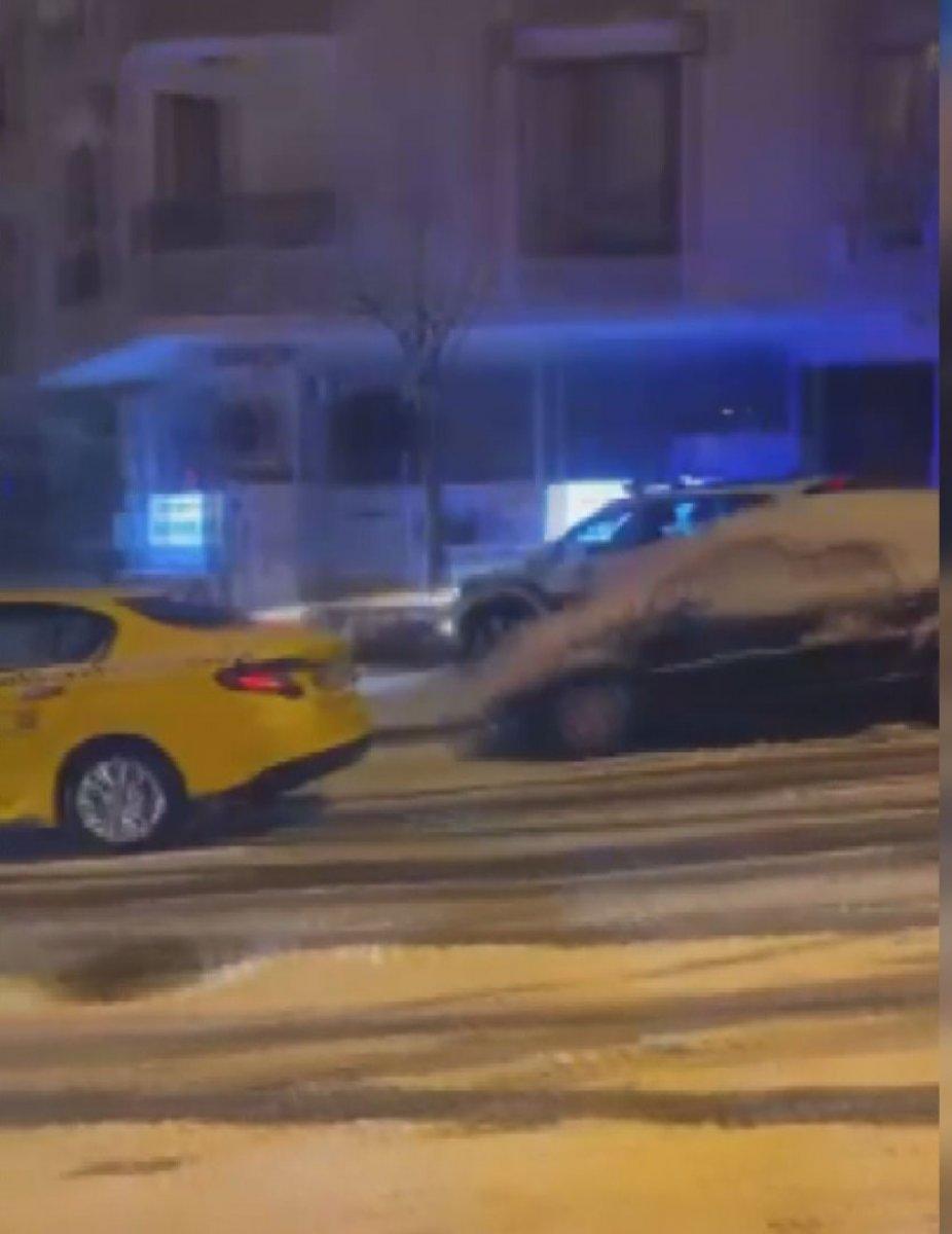 Esenyurt'ta polis aracının kar kazası kamerada