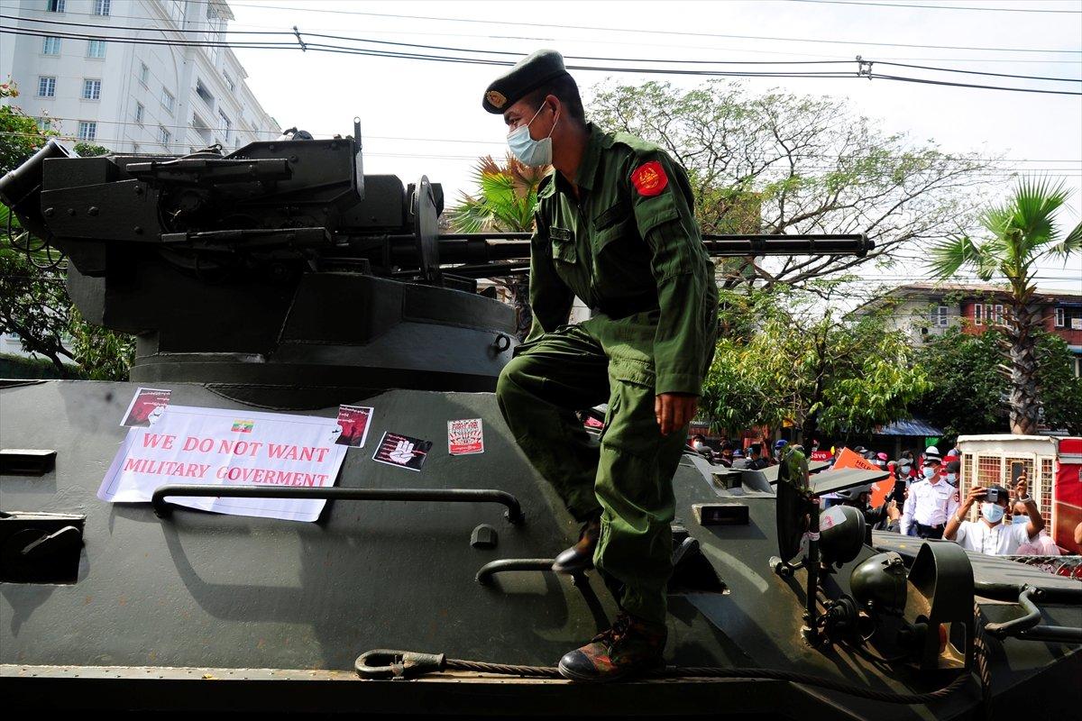 Myanmar'da ülke genelinde internet kesik, ordu sokakta