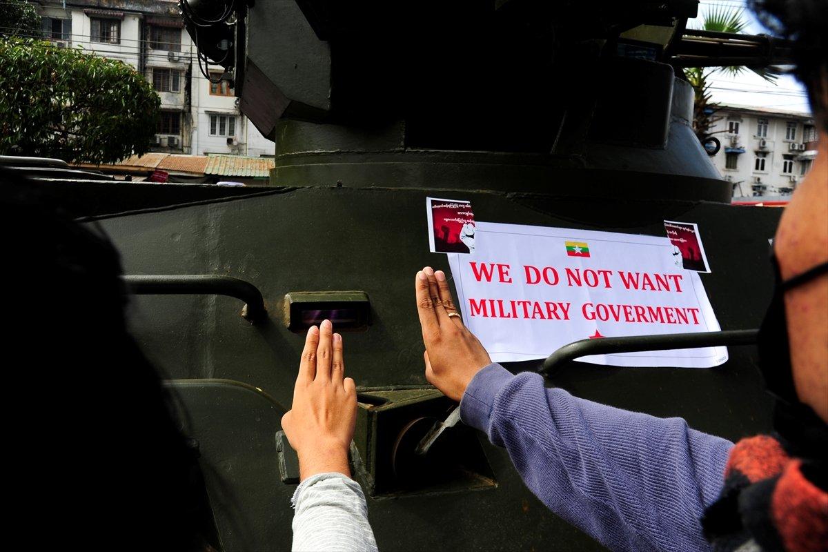 Myanmar'da ülke genelinde internet kesik, ordu sokakta