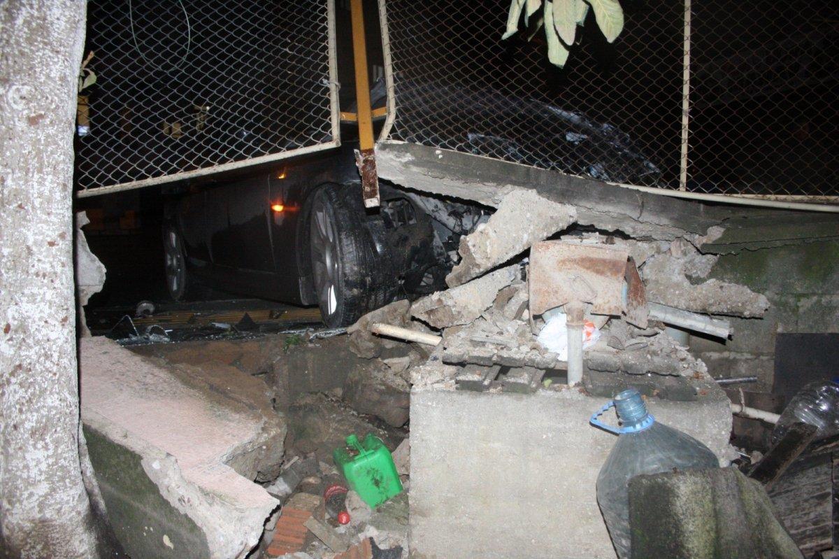 Antalya'da kazada yaralanan sürücü aracını bırakmak istemedi