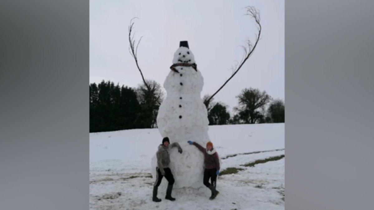 İrlanda'da dev kardan adam yapan aile