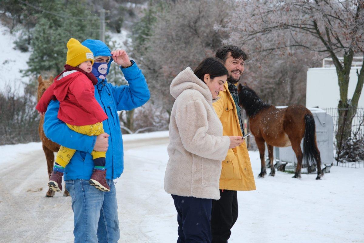 Manisa'da Spil Dağı'na giden minik Kuzey'i, yılkı atı ısırdı