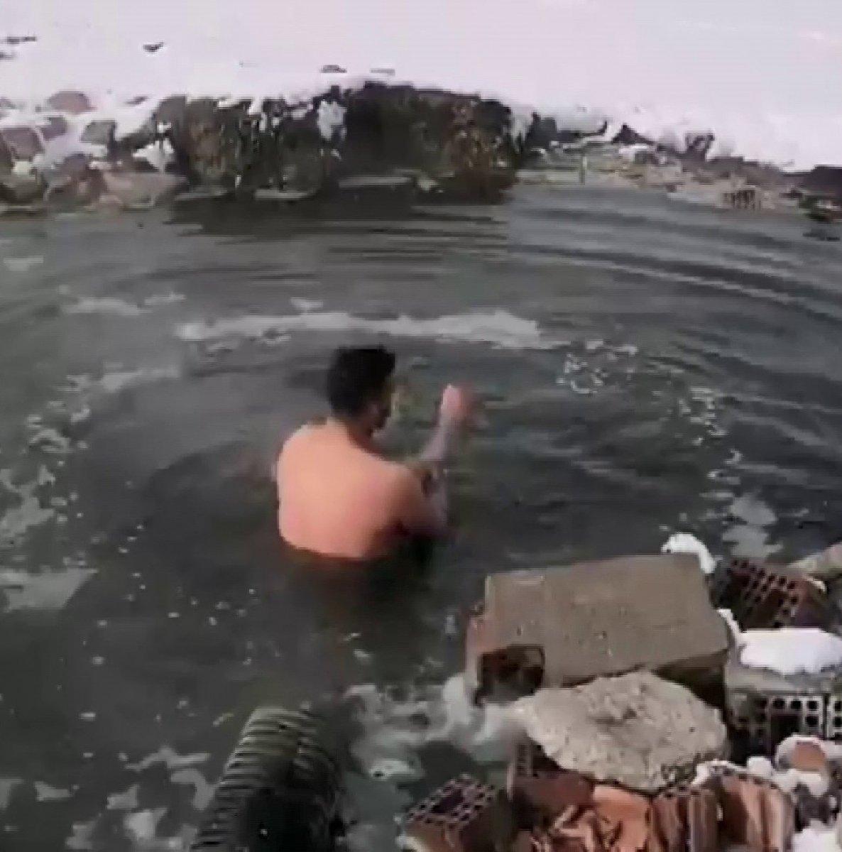 Erzurum'da, dondurucu soğuklara rağmen kendini kara gömdü