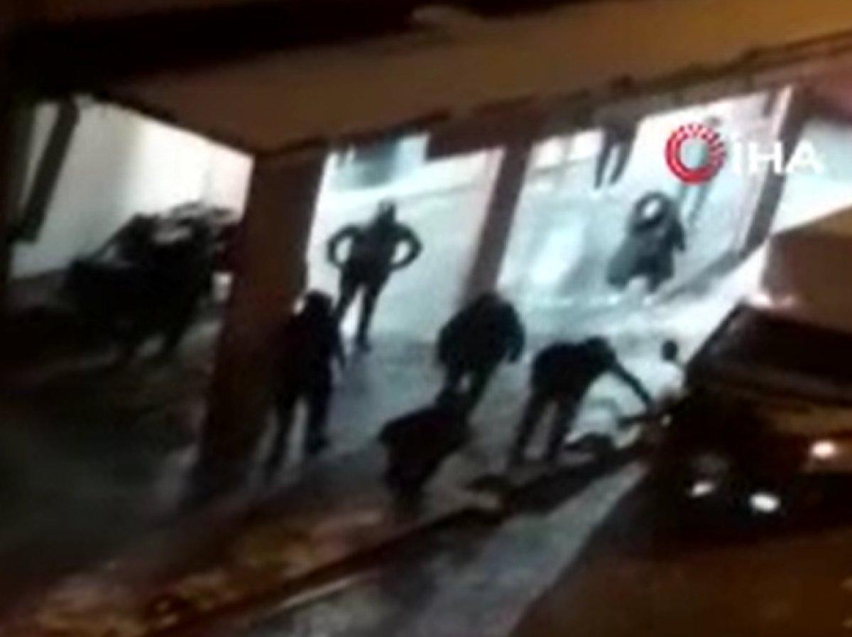 Esenyurt'ta iki grup arasındaki kavga kamerada