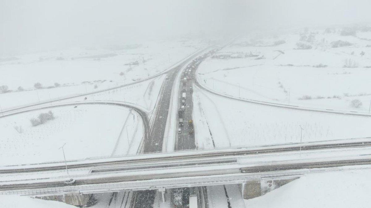 Balıkesir - Bursa karayolunda 25 kilometrelik kar kuyruğu