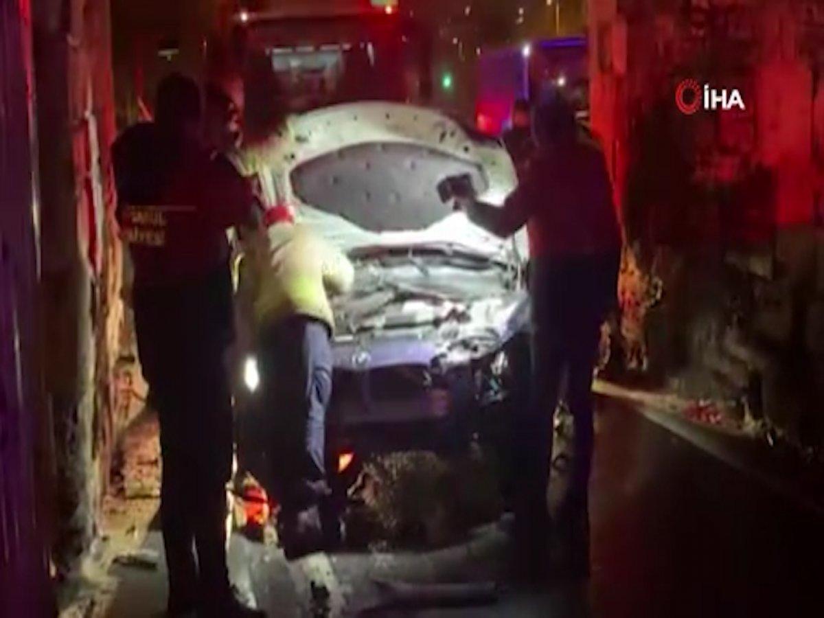 Fatih'te refüje çarpan otomobil metrelerce havalandı