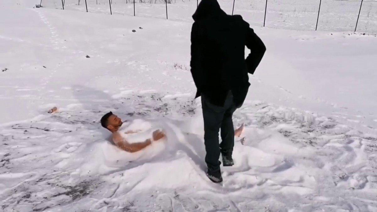 Erzurum'da, dondurucu soğuklara rağmen kendini kara gömdü