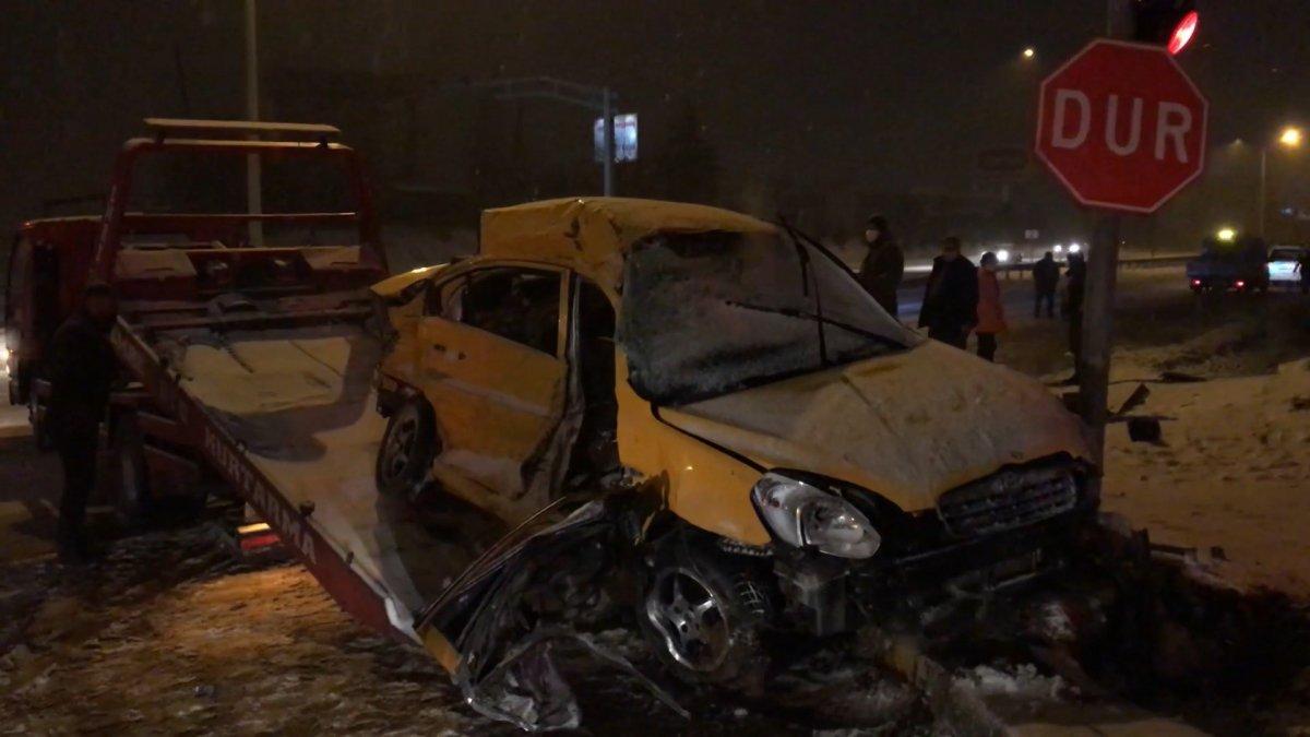 Kırıkkale’de otobüs ile ticari taksi çarpıştı: 1 ölü