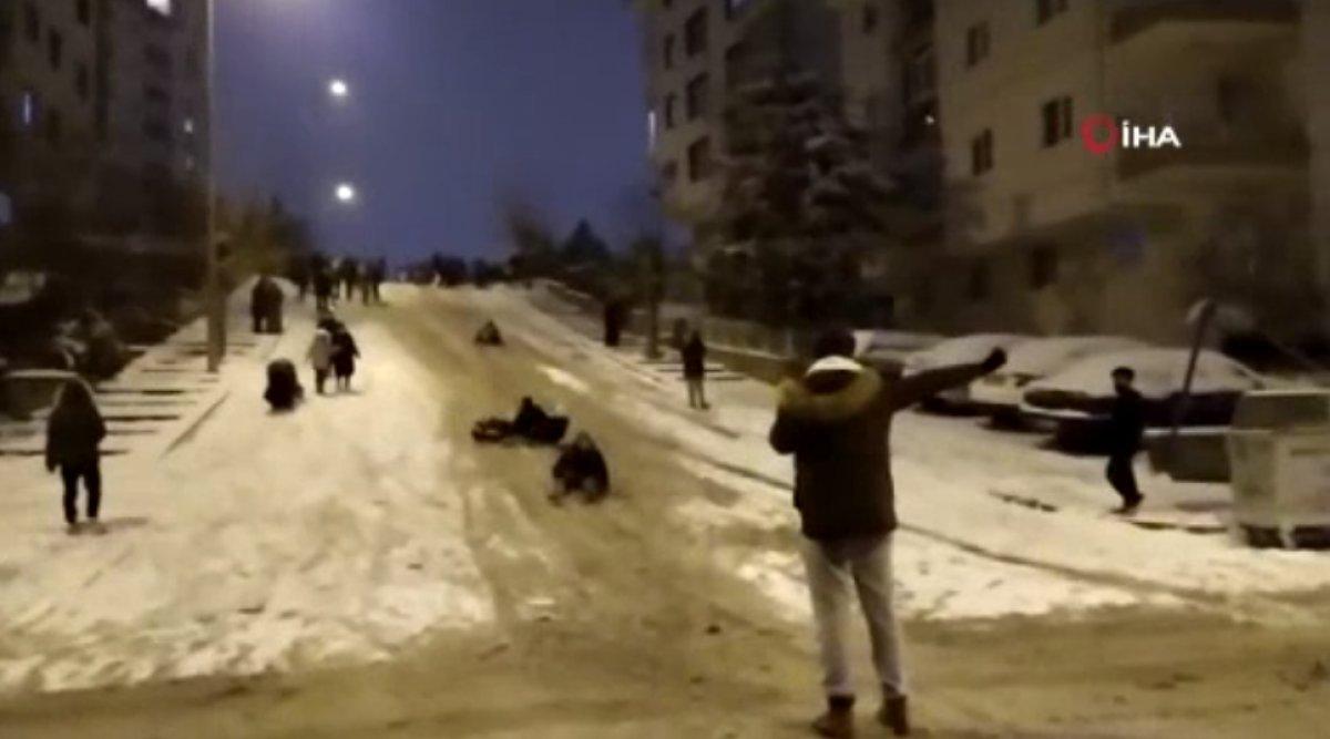Ankaralıların yokuş aşağı poşetle kayak keyfi