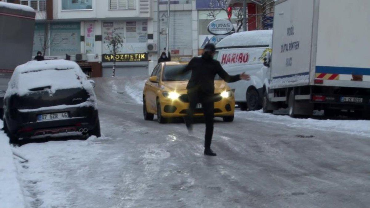 İstanbul'da buz tutan yolda düşen vatandaşlar
