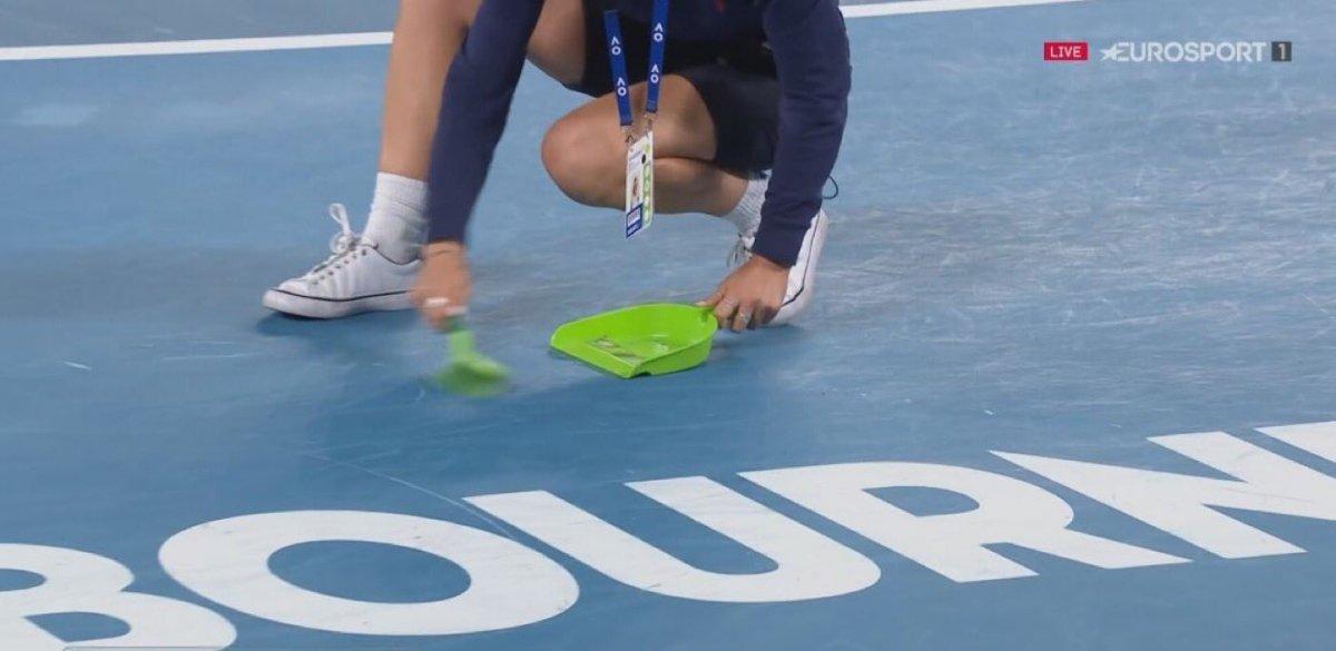 Djokovic raketini kırdığı maçta yarı finale yükseldi