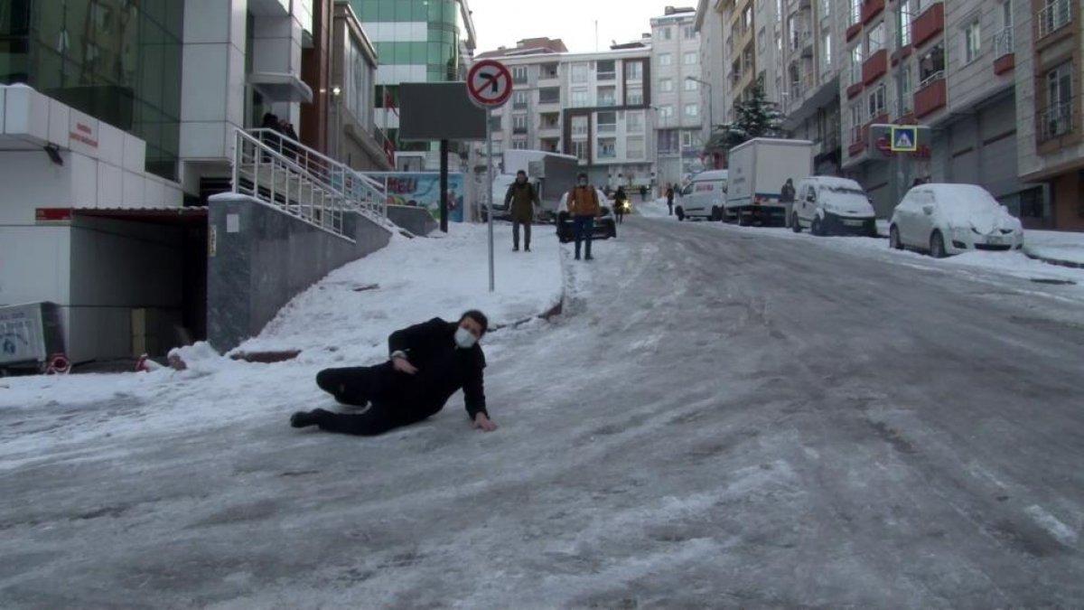 İstanbul'da buz tutan yolda düşen vatandaşlar