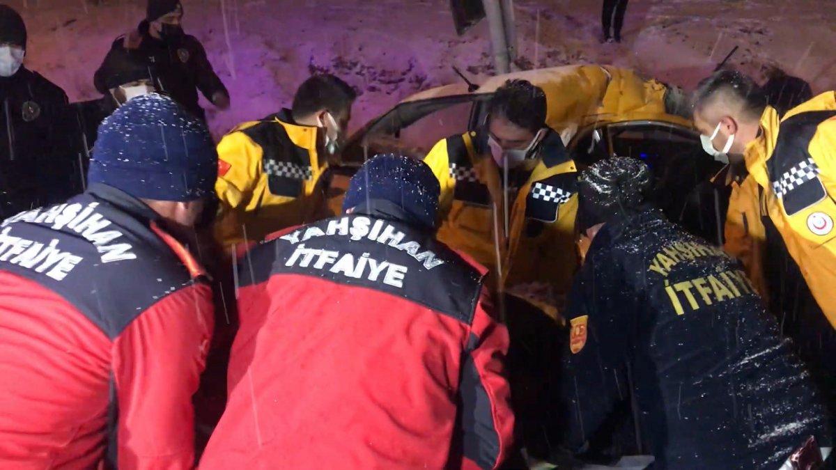 Kırıkkale’de otobüs ile ticari taksi çarpıştı: 1 ölü