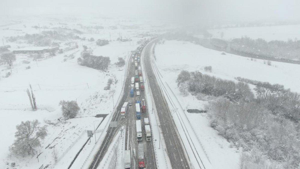 Balıkesir - Bursa karayolunda 25 kilometrelik kar kuyruğu