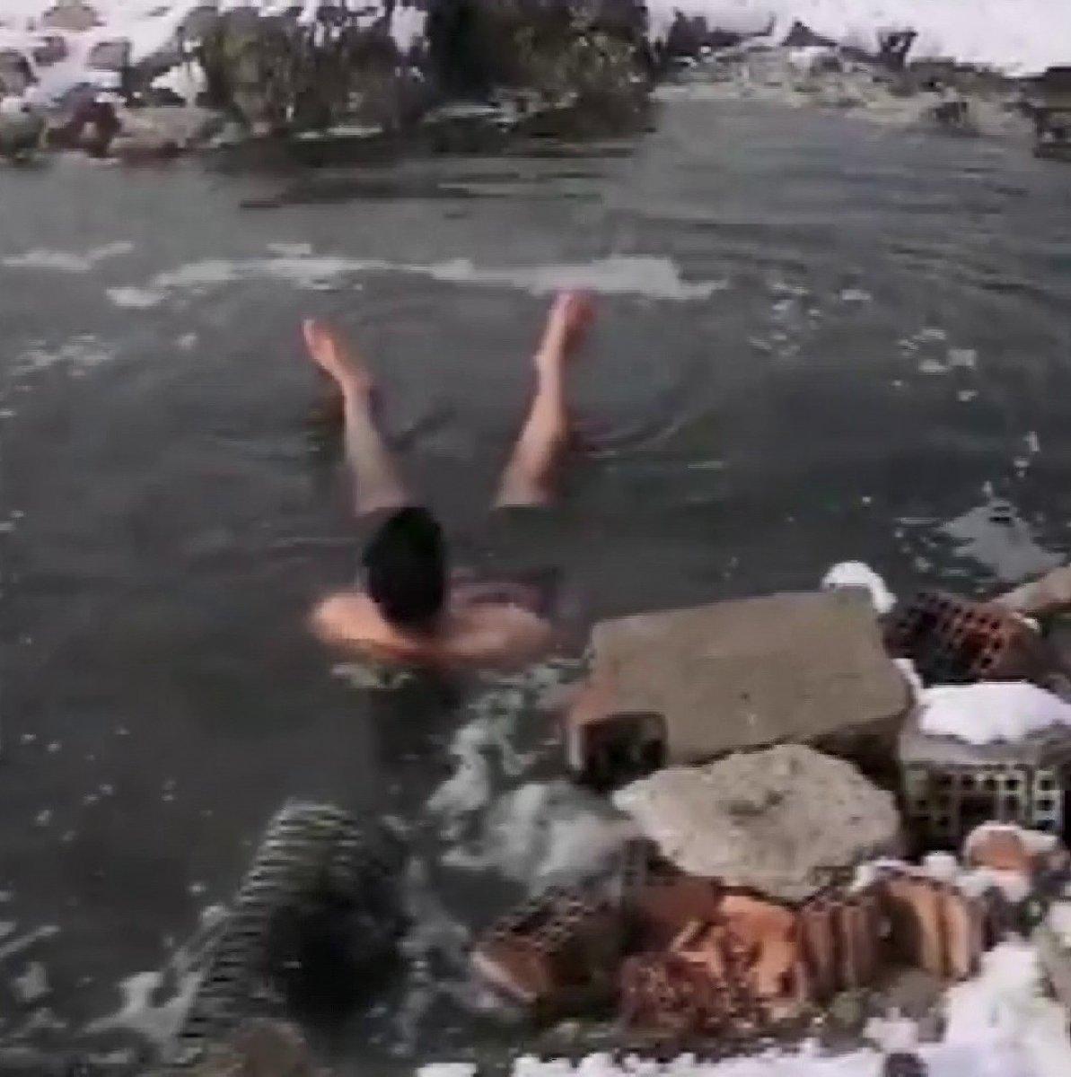 Erzurum'da, dondurucu soğuklara rağmen kendini kara gömdü