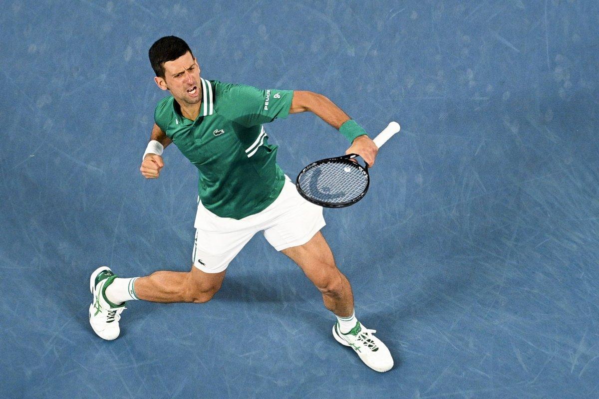 Djokovic raketini kırdığı maçta yarı finale yükseldi