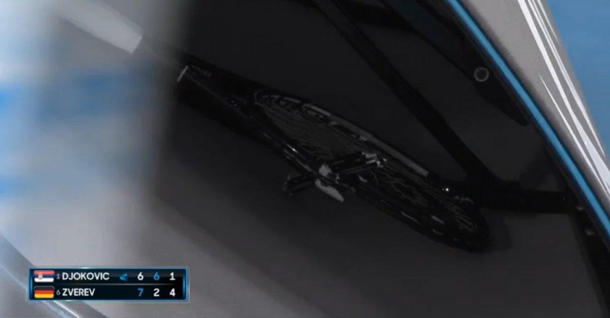 Djokovic raketini kırdığı maçta yarı finale yükseldi