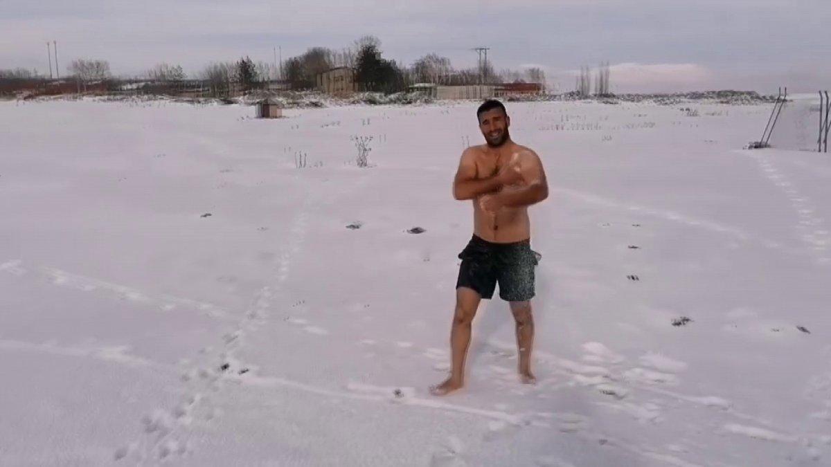 Erzurum'da, dondurucu soğuklara rağmen kendini kara gömdü