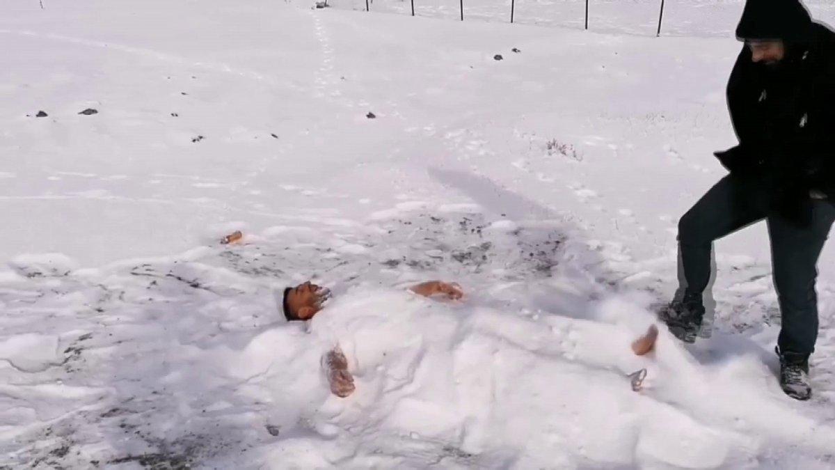 Erzurum'da, dondurucu soğuklara rağmen kendini kara gömdü