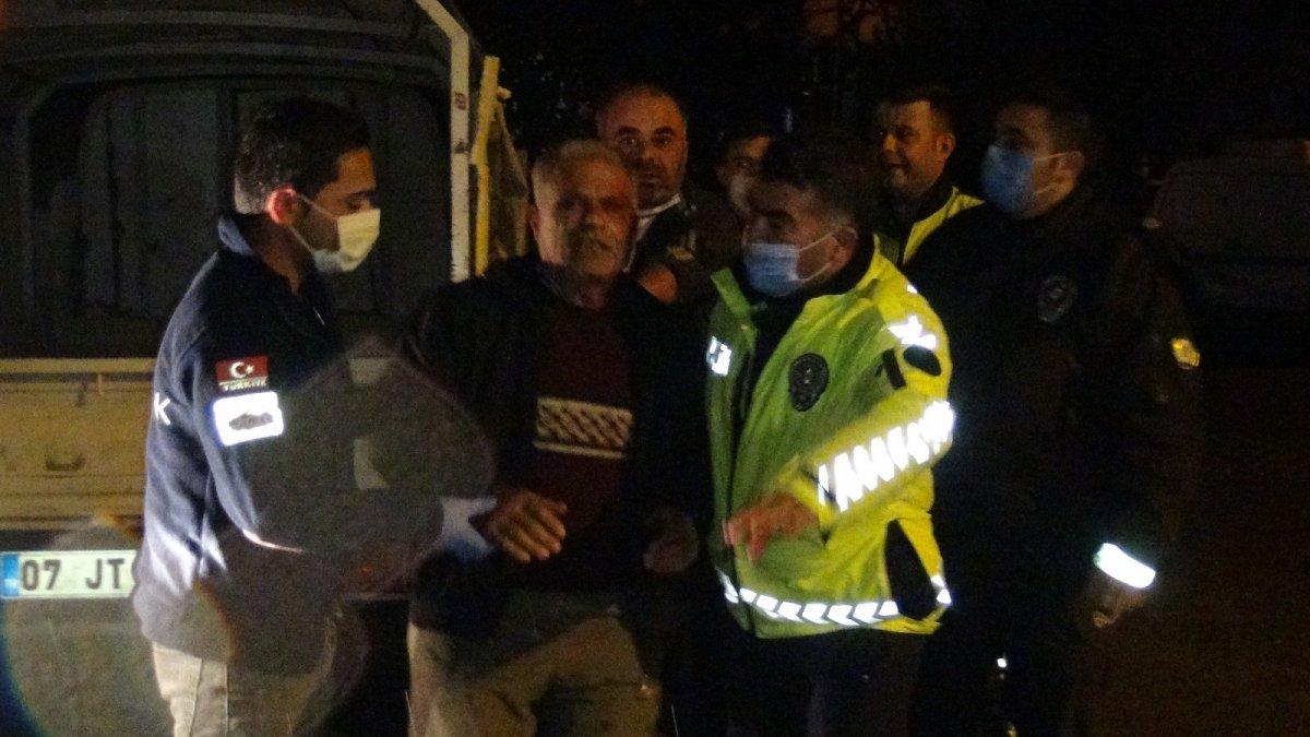 Antalya'da kazada yaralanan sürücü aracını bırakmak istemedi