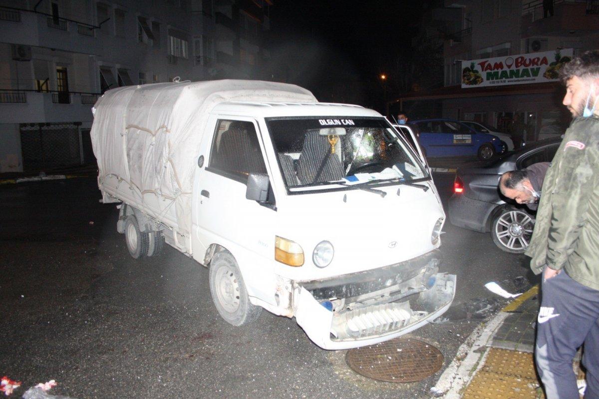 Antalya'da kazada yaralanan sürücü aracını bırakmak istemedi