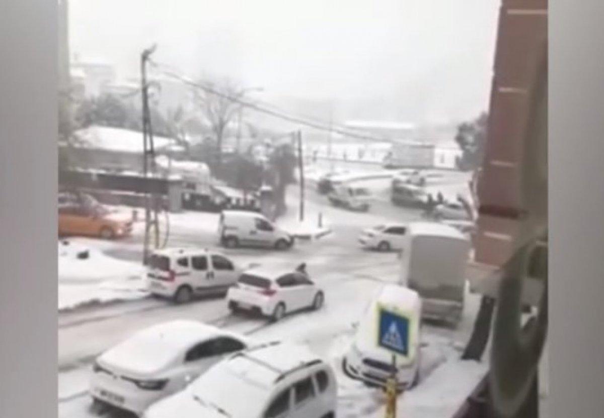 İstanbul'da kar, araç sürücülerini zorladı