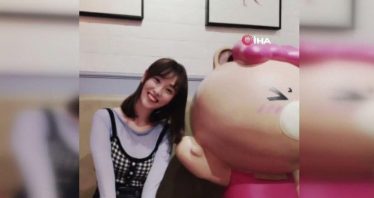 Çin'de istasyon görevlisi boş peronda dans etti