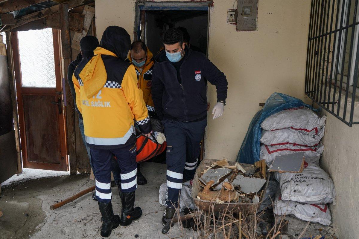Sultangazi'de ambulans karlı yolda kaldı, sağlıkçılar hastaya yaya ulaştı