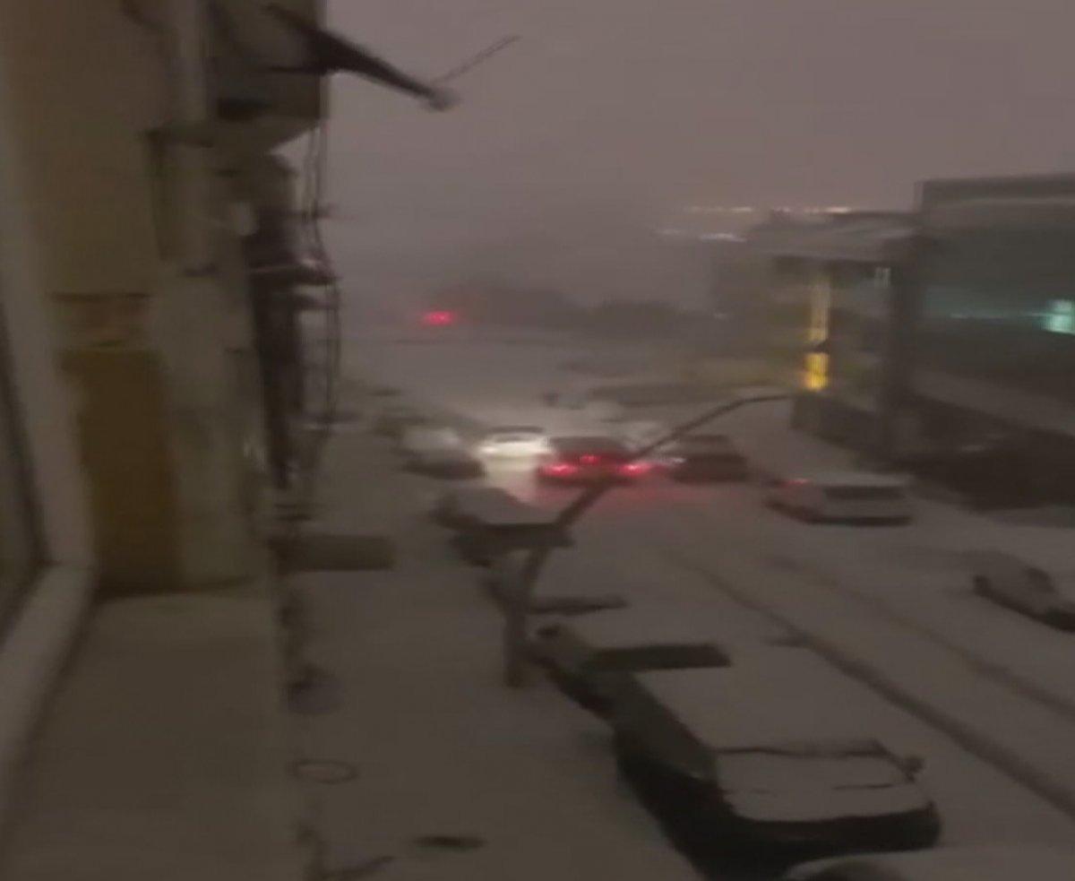 Sultangazi'de buzlanan yolda kayan araçlar kafa kafaya çarpıştı