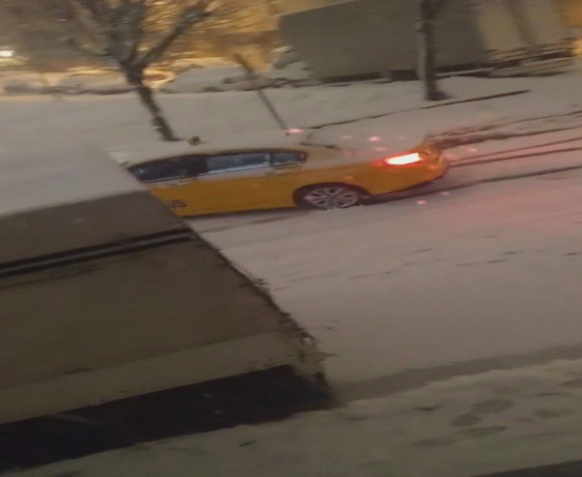 Sultangazi'de buzlanan yolda kayan araçlar kafa kafaya çarpıştı