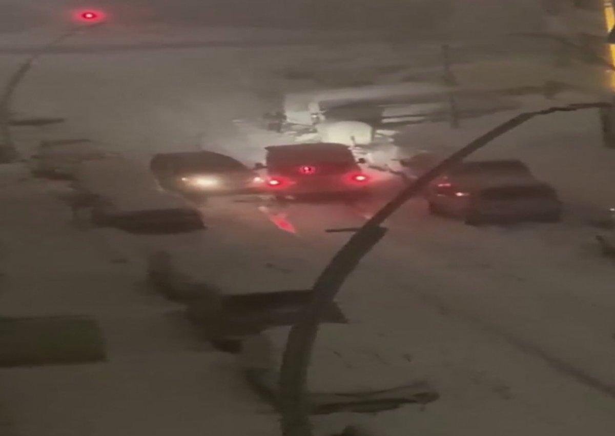 Sultangazi'de buzlanan yolda kayan araçlar kafa kafaya çarpıştı